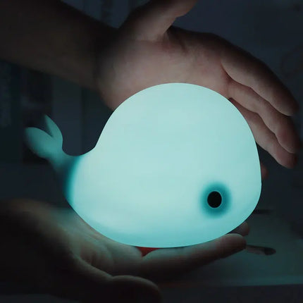 Roztomilé noční světlo velryba pro miminka