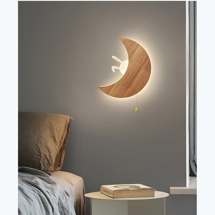 Dřevěné nástěnné noční světlo tvaru měsíce