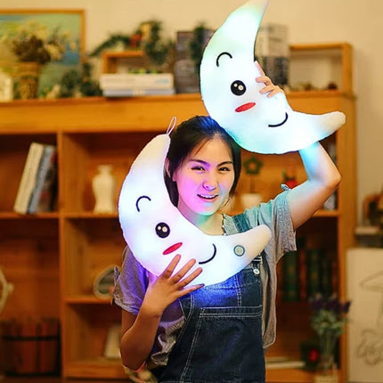 Svítící plyšový polštář ve tvaru měsíce