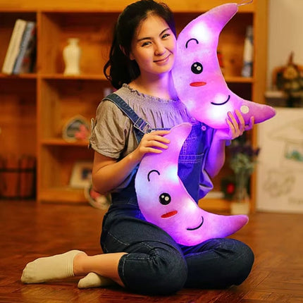 Svítící plyšový polštář ve tvaru měsíce