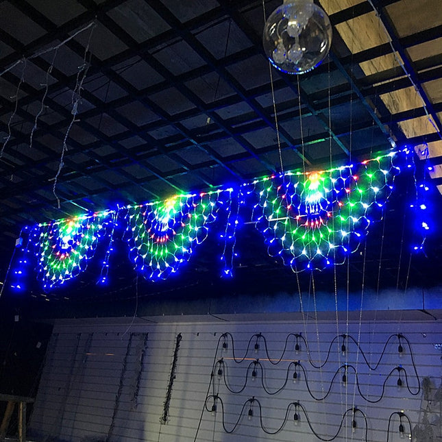 LED světelná síť ve tvaru páva