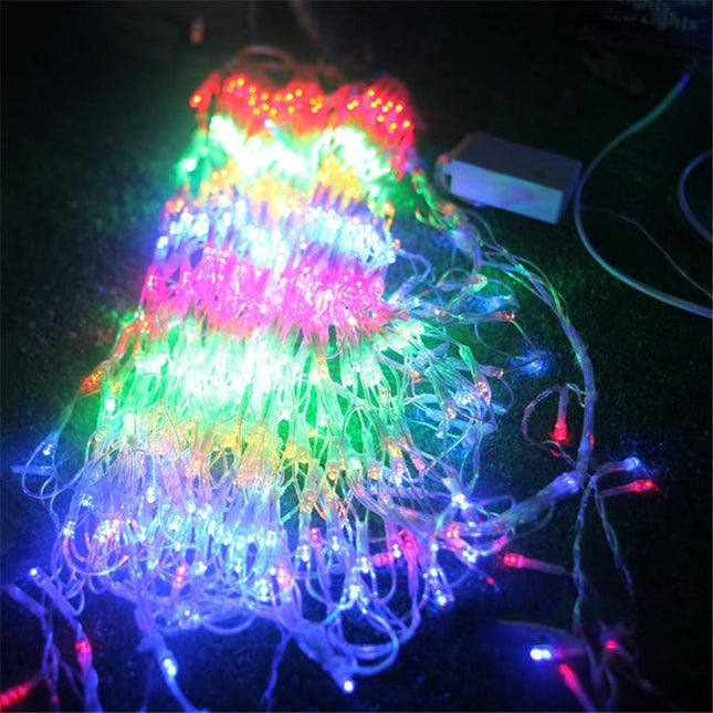 LED světelná síť ve tvaru páva