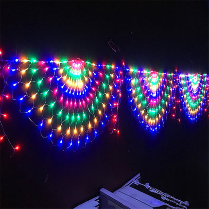 LED světelná síť ve tvaru páva