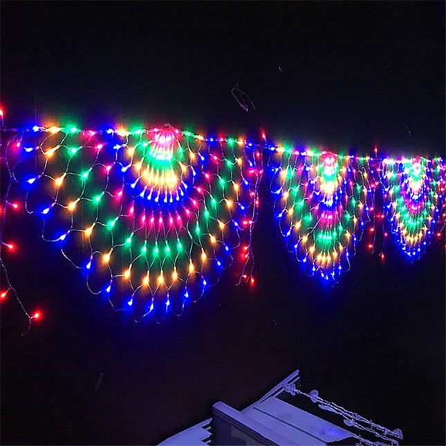 LED světelná síť ve tvaru páva