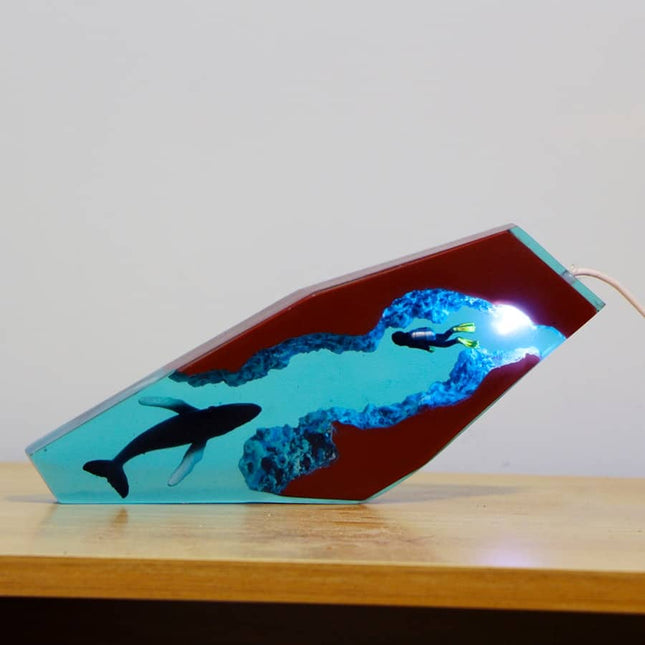 Lampa velryba z epoxidové pryskyřice