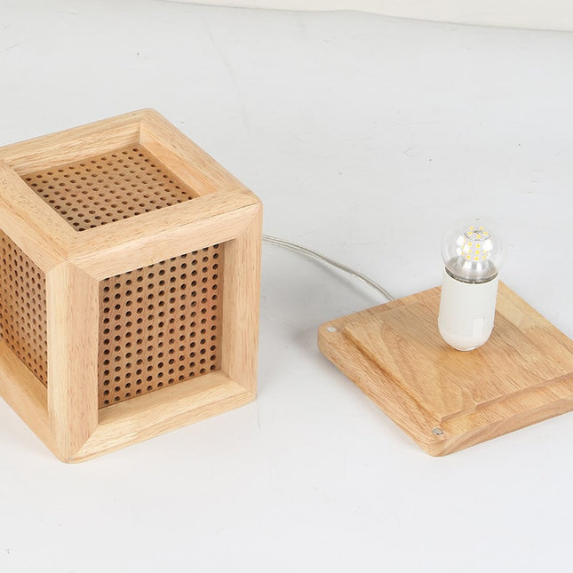 Stolní lampa z masivního dřeva