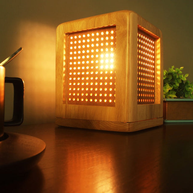 Stolní lampa z masivního dřeva