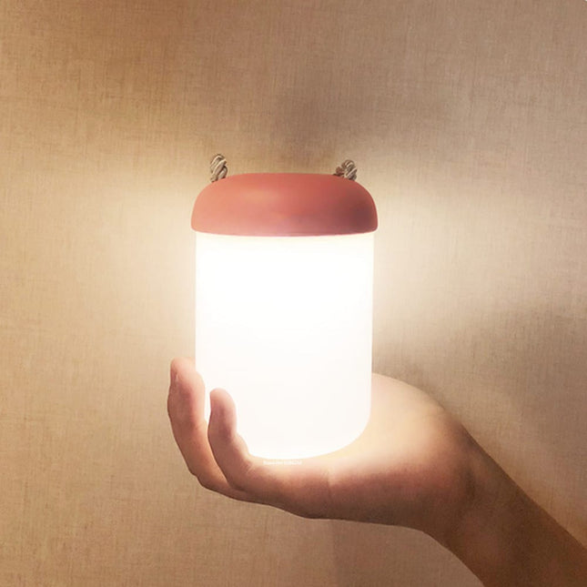Přenosná stmívatelná lampa ve stylu lucerny