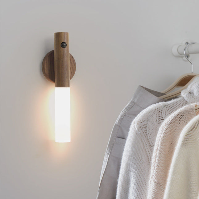 Přenosná magnetická nástěnná lampa ze dřeva