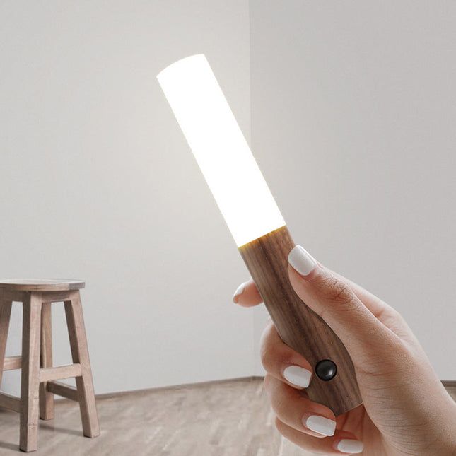 Přenosná magnetická nástěnná lampa ze dřeva