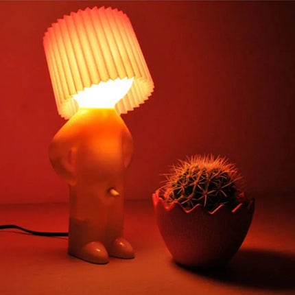 Designová stolní lampa ve tvaru panáčka