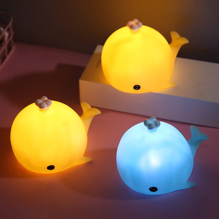 Malá noční lampička velryba na baterie