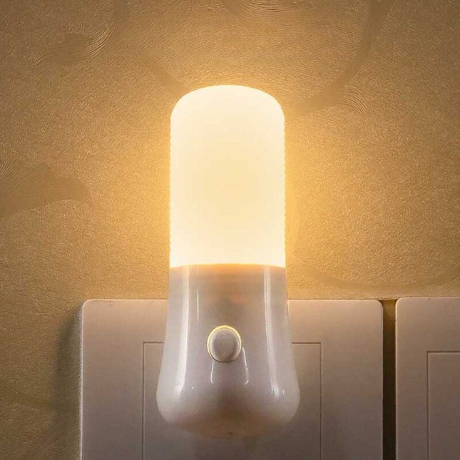 LED světlo do zásuvky teplá bílá