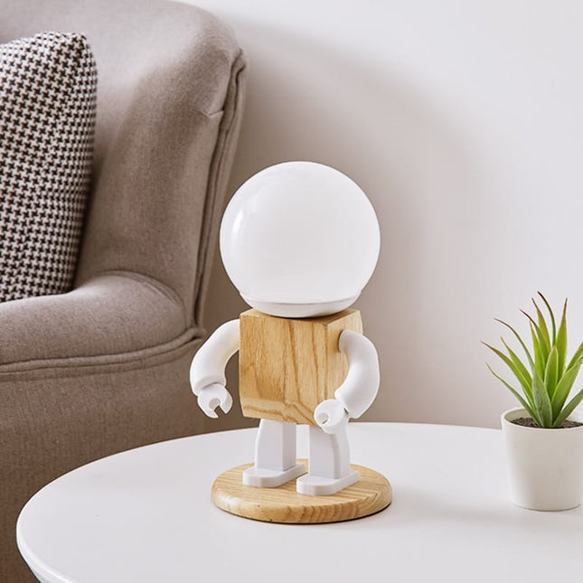 Dřevěná stolní lampička ve tvaru robota