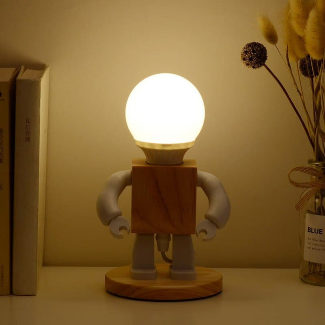 Dřevěná stolní lampička ve tvaru robota
