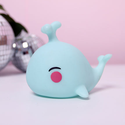 Barevná silikonová lampička velryba pro děti